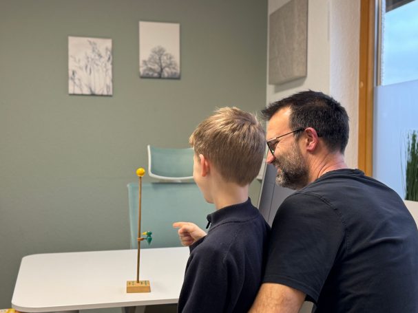 Vater und Sohn im Behandlungszimmer Vater und Sohn im Behandlungszimmer