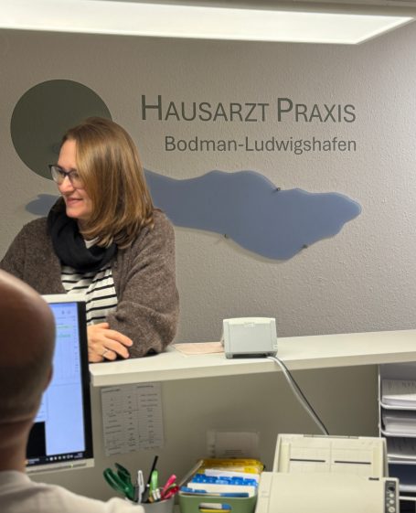 Patientin am Empfang Patientin am Empfang