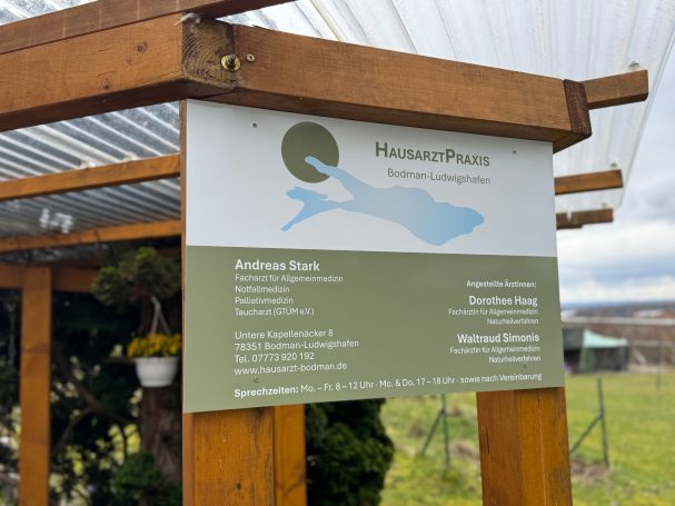 Praxisschild und Ärzteteam Praxisschild und Ärzteteam